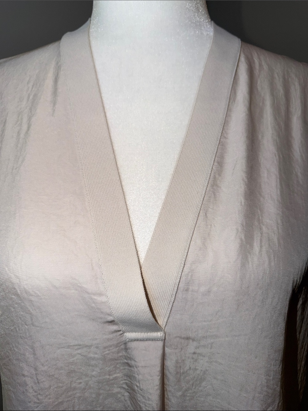 Vince Cream V-Neck Short Sleeve Blouse. Size Small. - Picture 3 of 8